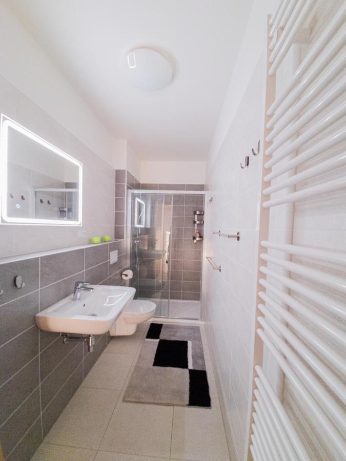 Modern Flat With Large Terrace Apartamento Hradec Králové Exterior foto
